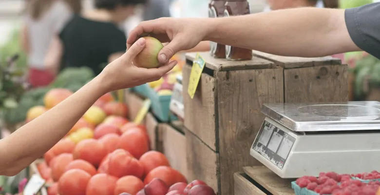 Como incorporar alimentos de origem local ao seu cardápio